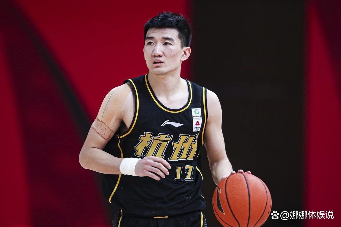 今晨夏洛特黄蜂调整名单以备CBA季后赛，队长鼓劲环节打磨，质疑声仍在，更衣室氛围转暖的简单介绍